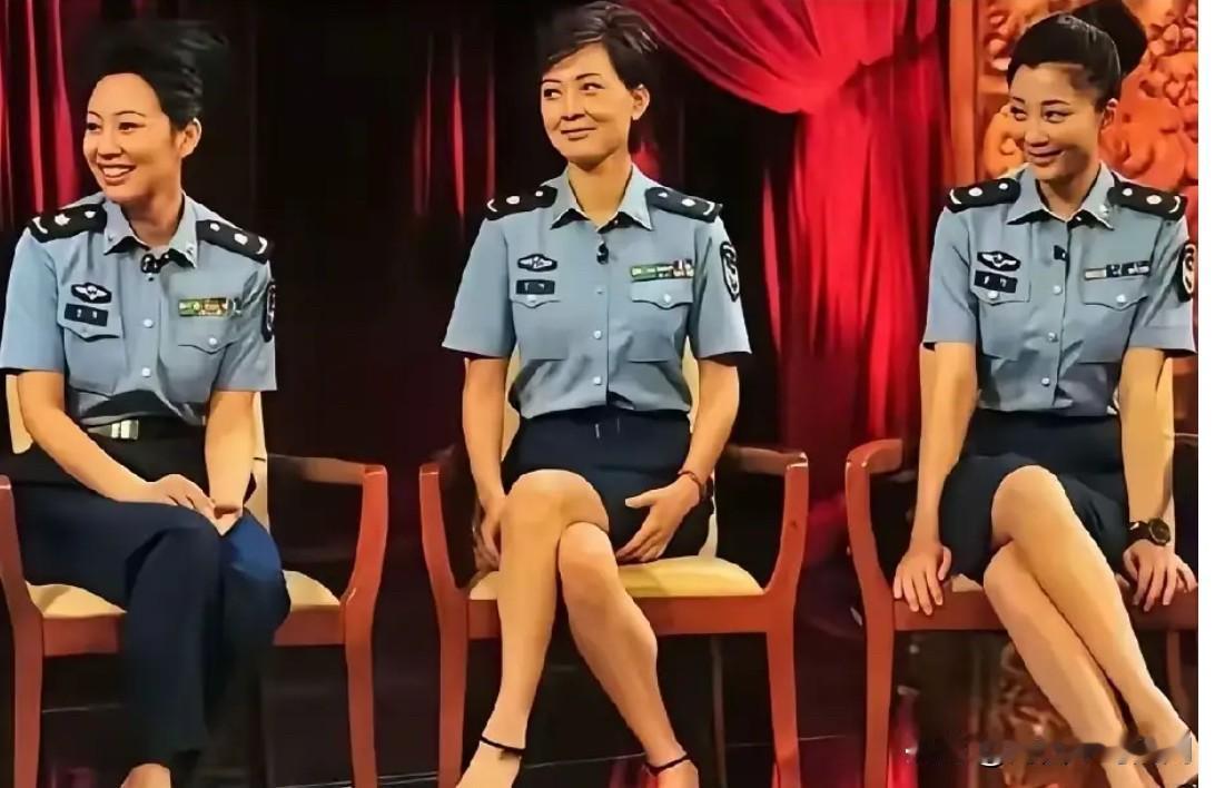 左边是空政话剧团演员闫妮，中间是多次登上央视春晚小品的牛莉，右边这位盘起头发，身