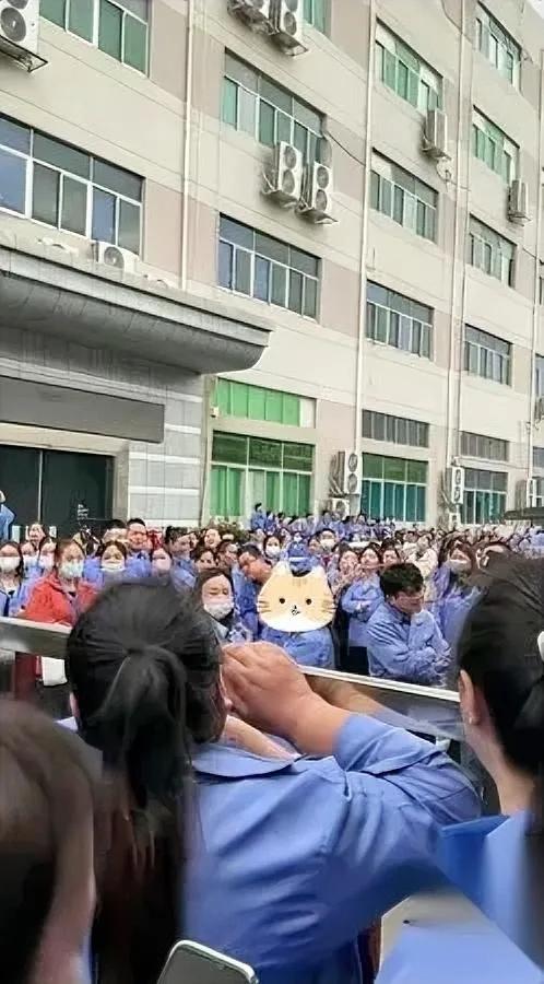 万人工厂剩三千！为啥？走进深圳福永这家蓝牙耳机厂，曾经热闹的车间如今空了大半