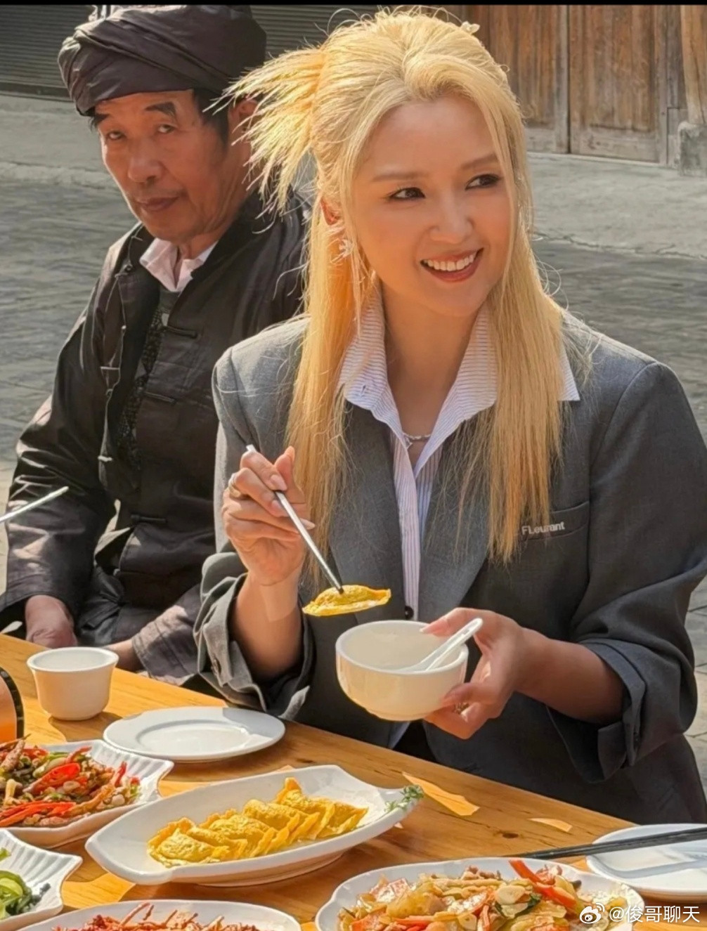 想走蔡依林路线？何洁透视装引争议以前的超女，现在除了李宇春还能显示唱功之外，大都陷入话题之中。何洁就