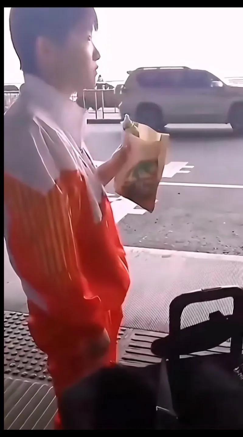 好家伙，那碗清水面看着也不香她却能吃出满汉全席的味道来[赞]看着莎莎吃东西真是