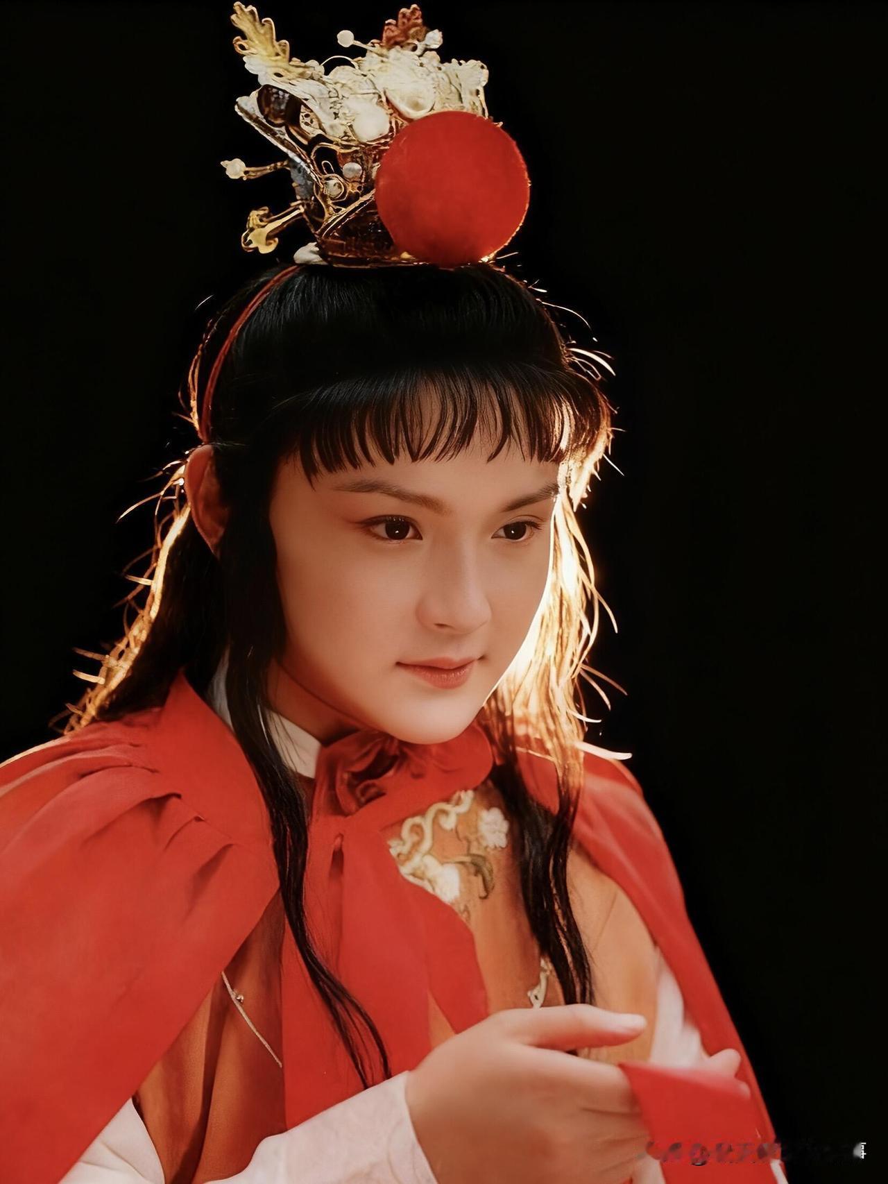 欧阳奋强的宝玉,是刻进骨里的中式贵气——面若中秋之月,圆润少年感十足,英气俊秀却