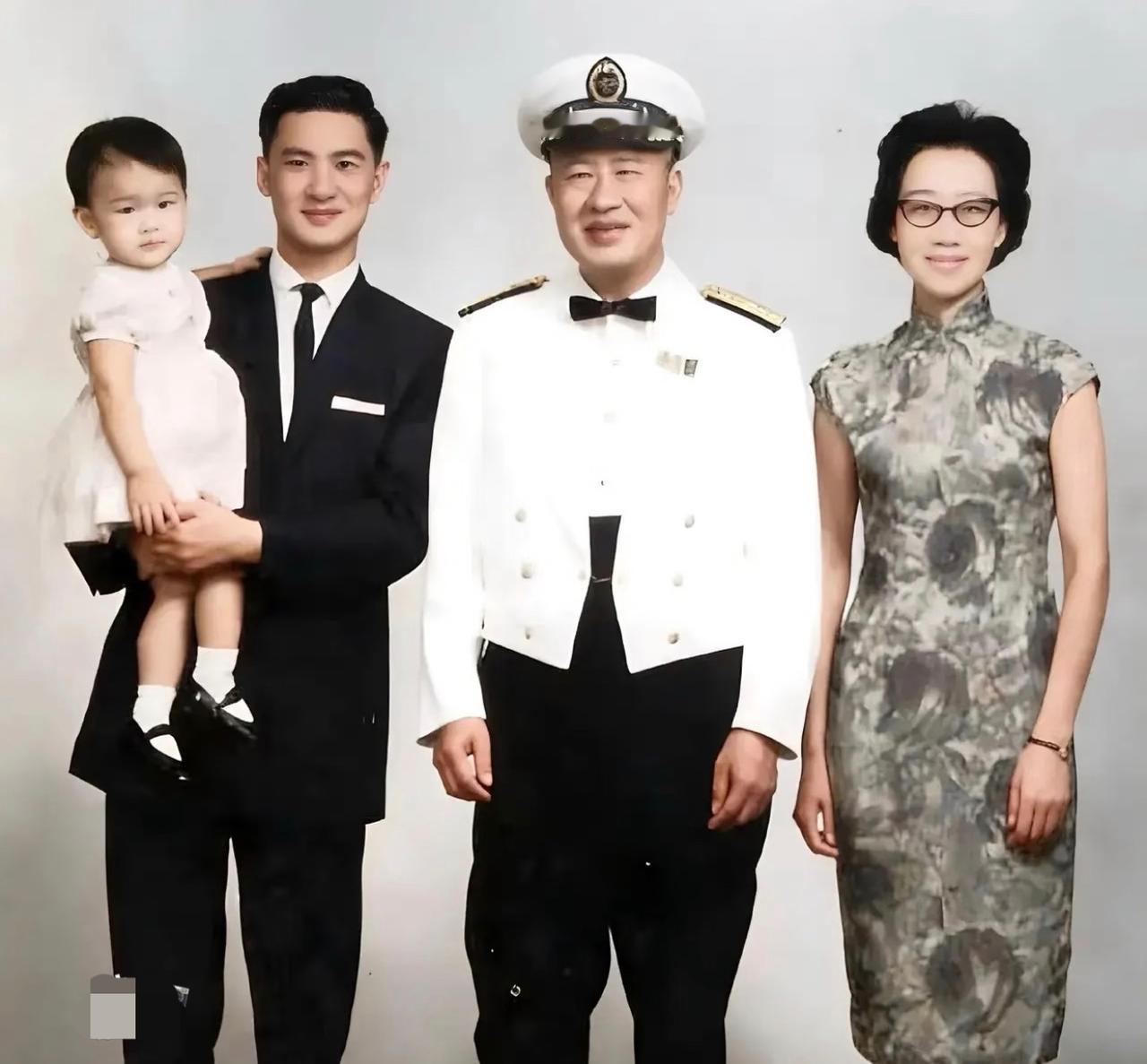 你见过穿民国海军礼服当爷爷的白崇禧吗？这张1963年拍于台湾的全家福，是“小诸葛