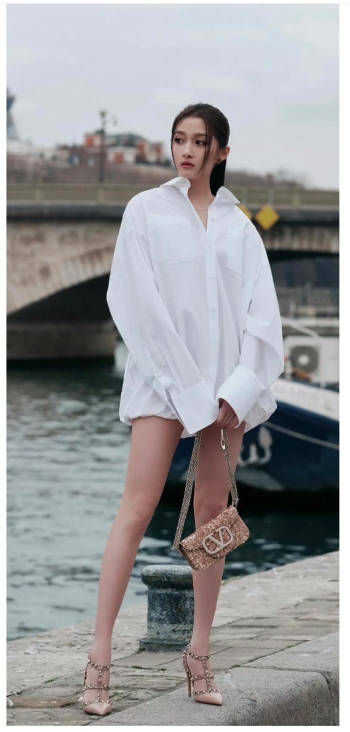 关晓彤，鞋子和包包好搭。