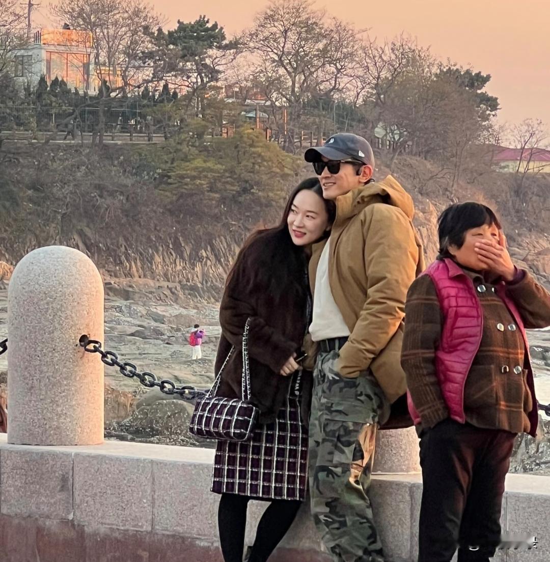 45岁霍思燕和老公杜江现身青岛街头，夫妻俩在湖边看日落，看起来好甜蜜！杜江真的太