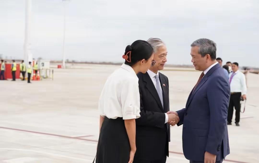 这两个人都应该英语熟练，可以直接对话，为什么要一个女翻译呢？