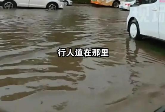 🌞8月29日，山东青岛突发暴雨，导致不少路段的积水严重，期间一女子骑着电动