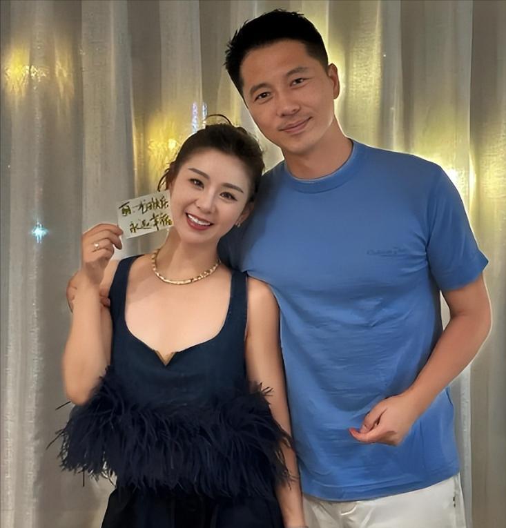 李小萌的妈妈眼光有多毒？当年李小萌痴迷谢霆锋，她妈却扭头相中一个月薪6000的龙