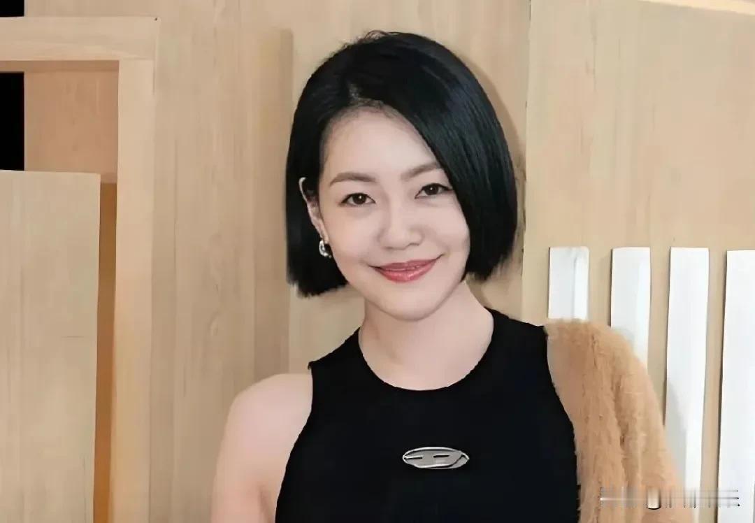 小S，深夜崩溃痛哭！3月17日的深夜，热搜榜上那个名字让无数人心里一紧——小