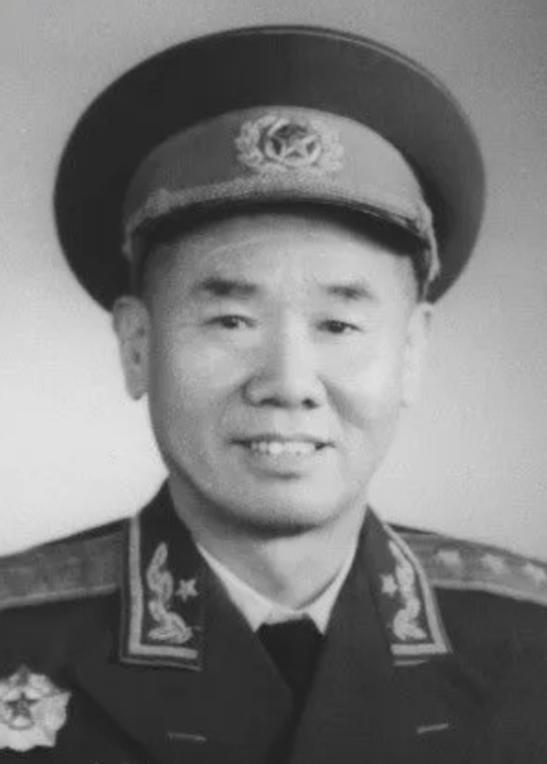 1947年，悍将陈再道率军路过家门，19年未归，舅母却吓得贴墙站，开口第一句：长