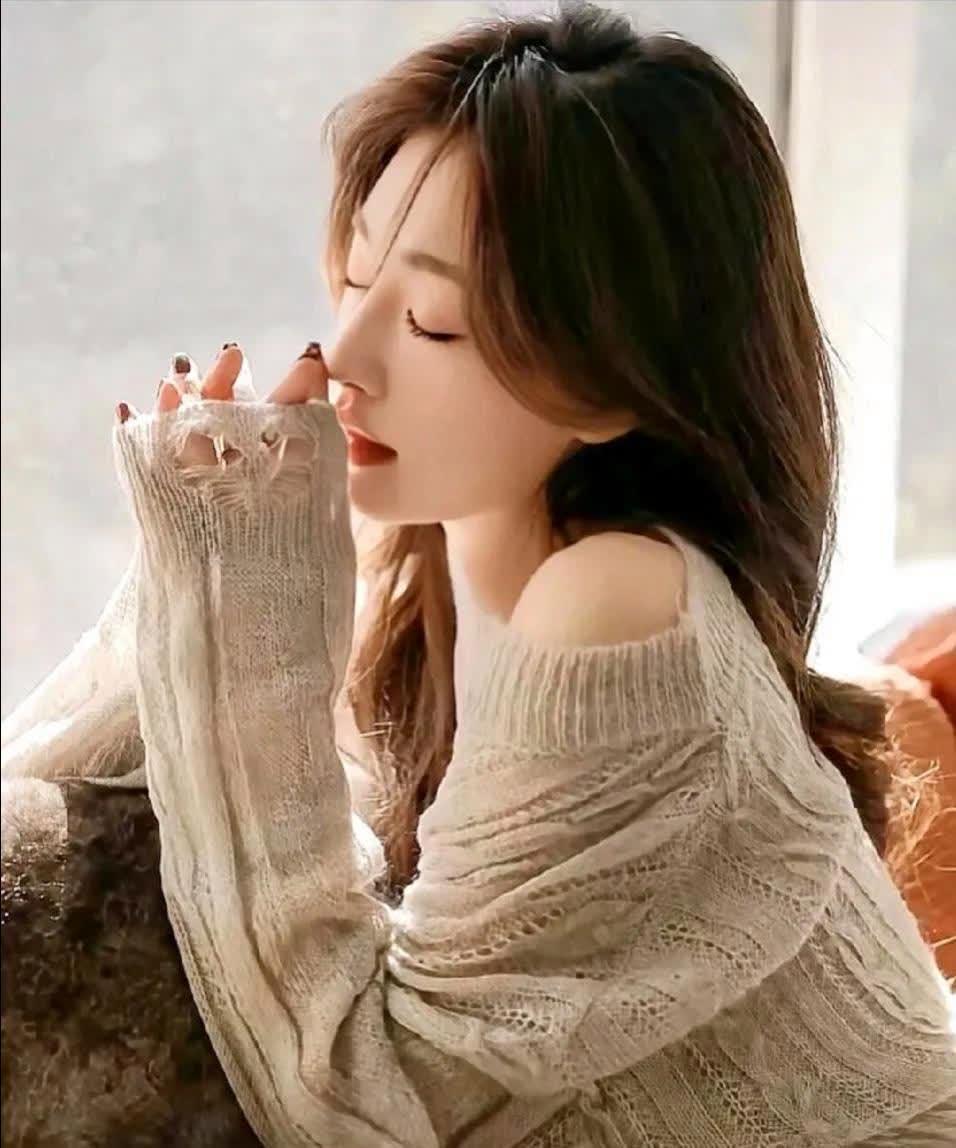 如果一个人习惯了给你发消息，请你一定要给他回复，不管多晚。因为不是他有多贱，也