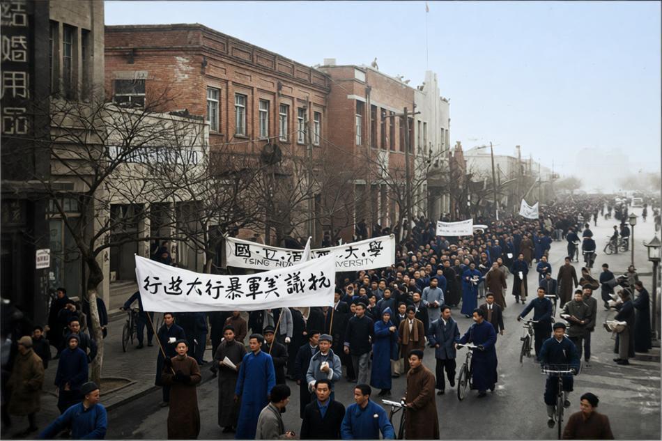 1946年12月30日，北平王府井街裹着寒冬里的激愤，清华大学的游行队伍举着醒目