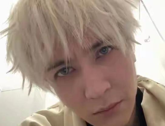 4月9日，薛之谦自曝自己因为频繁染发，头发狂点，满头斑秃和水泡，又疼又丑，但为了