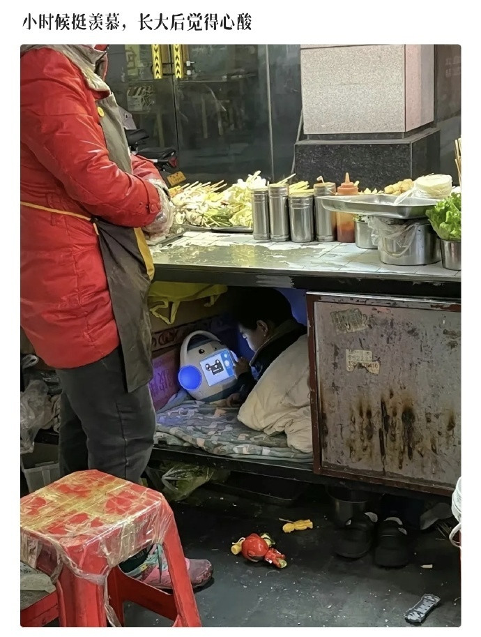 这小孩已经比大部分的孩子幸福了…​​​