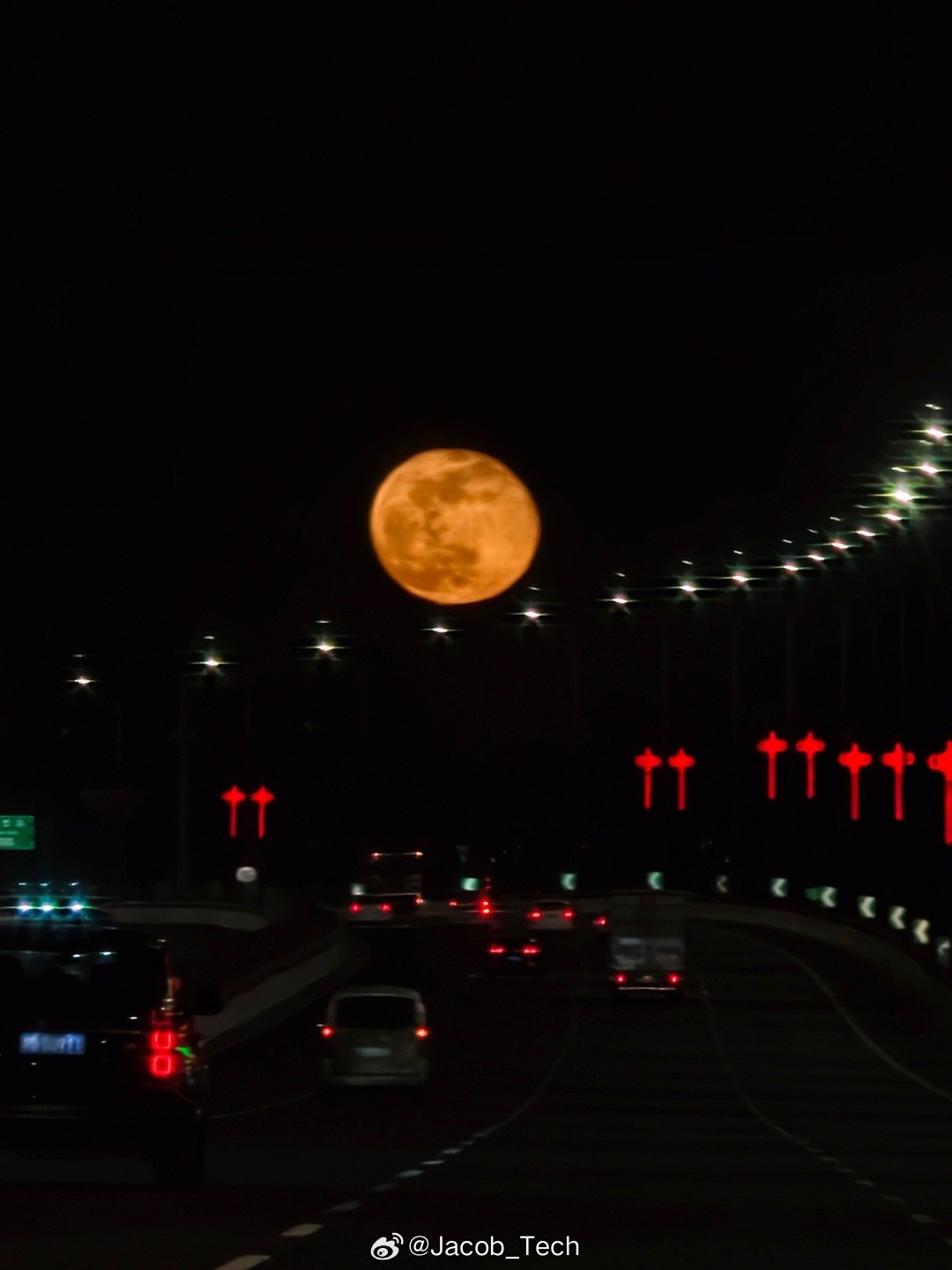 今晚又是什么超级月亮吗？在昆明看到月亮贼大个昆明