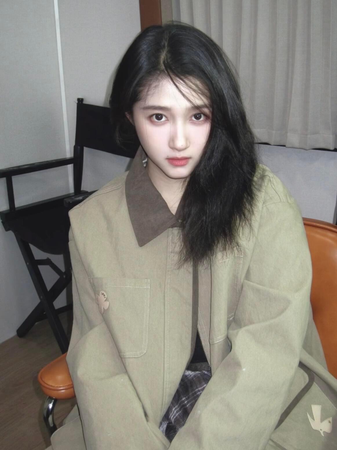 关晓彤的发际线真是太漂亮了明明是一张情绪淡漠的脸但发际线代表着旺盛生命力….