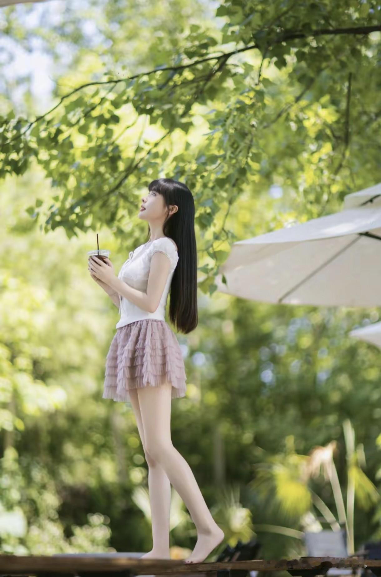 阳光穿过树叶缝隙，手捧冰饮发呆，在绿意满满的午后做个快乐的小神仙。秋日喝茶仪式感