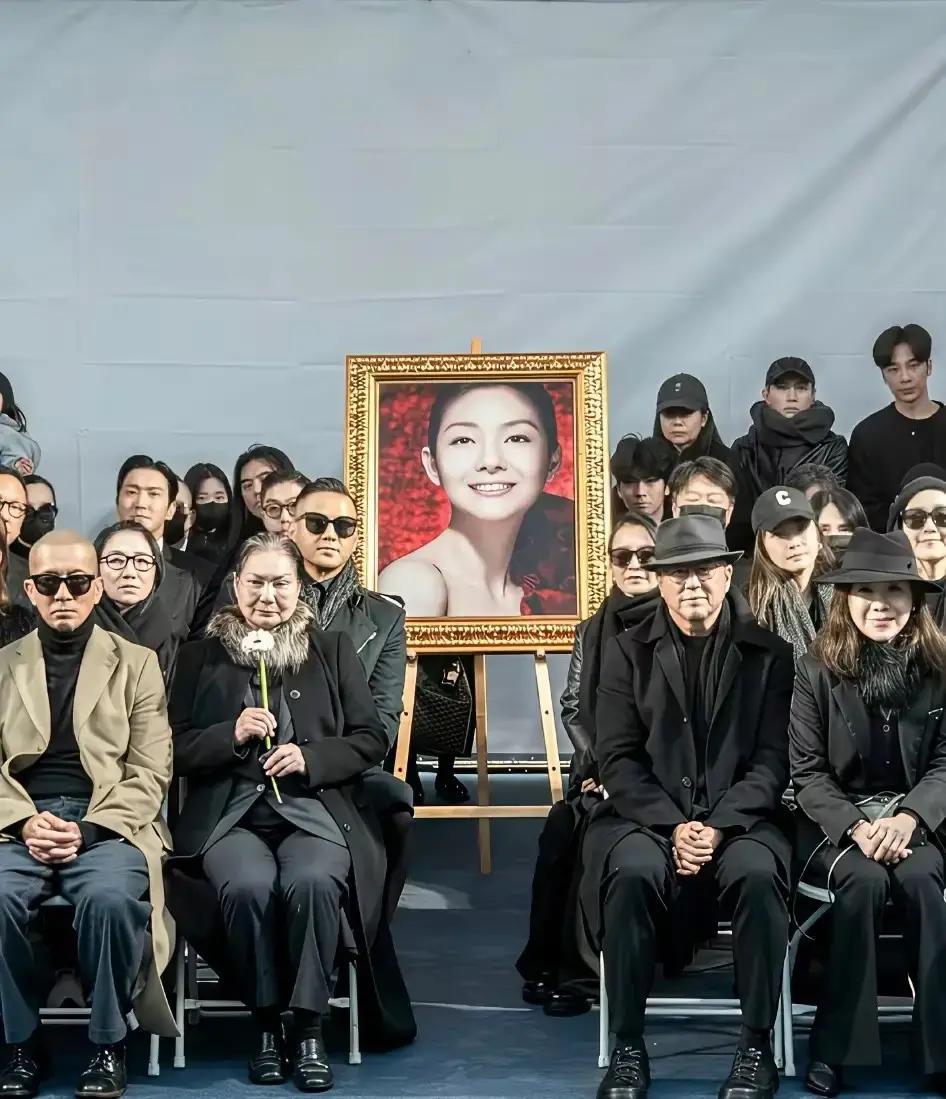 刚刷到一条离谱的假消息，说大S已经去世，具俊晔在韩国给她守墓一年，还搞了个雕塑。