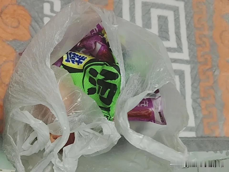 今天我一时疏忽，没有锁上门，邻居又带着孩子来了。一进门孩子就打开