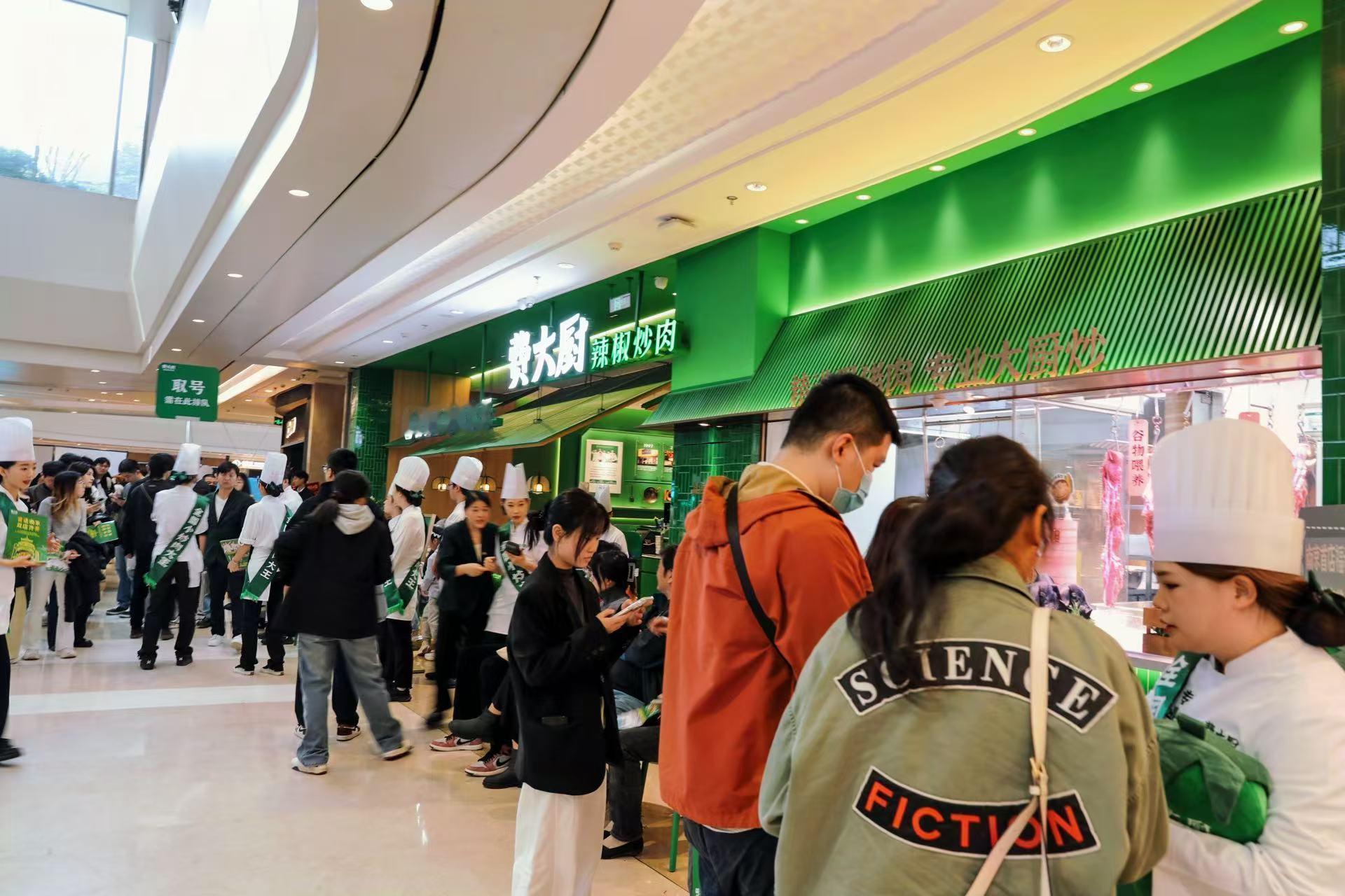 终于！湘菜顶流来南京了！首店刚开就火爆出圈！门口全是排队的人，乌泱泱一大片，刚