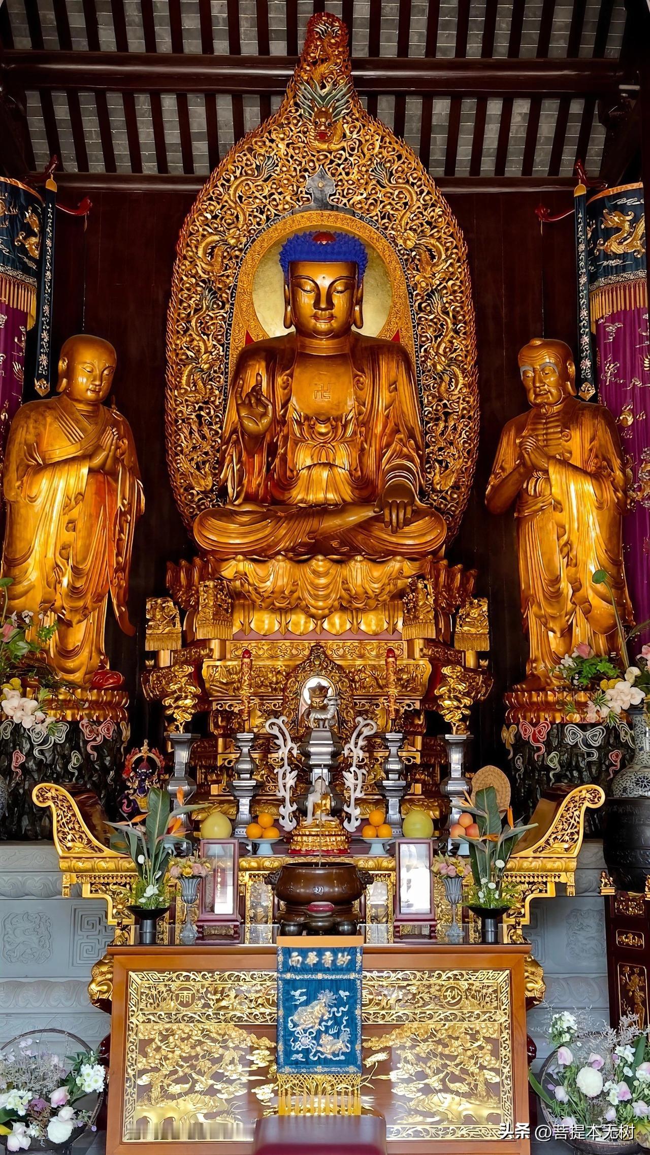 法雨流芳，禅心澄明宝殿深处，金像焕若流金。释迦牟尼佛结跏趺坐，眉眼低垂间，