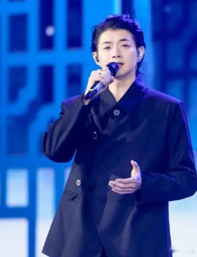 霍尊已经复出了，这几年举办了几场小型演唱会，始终不温不火。霍尊从前在娱乐圈也算