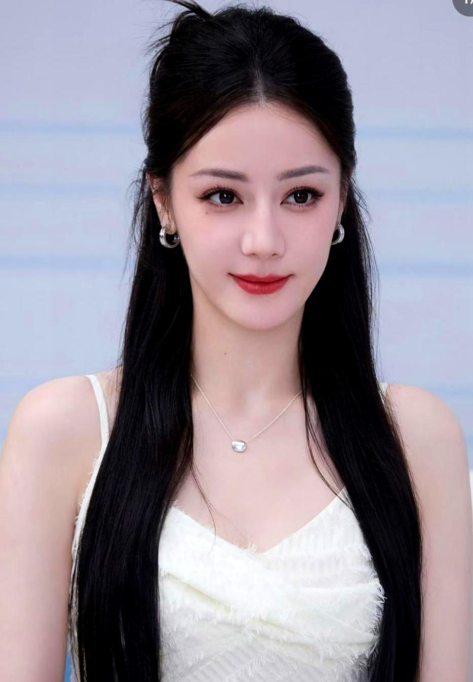 果然，多读书真能练出说话的分寸。近日在社交平台，迪丽热巴简单一句“报个平安”，