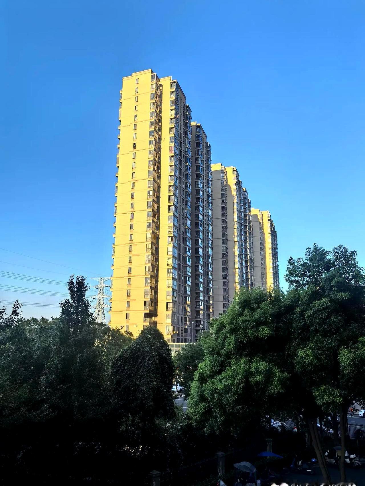 砸了400多万在杭州买房，还满脸堆笑以为自己捡漏省了40万，这是什么新型“大冤种