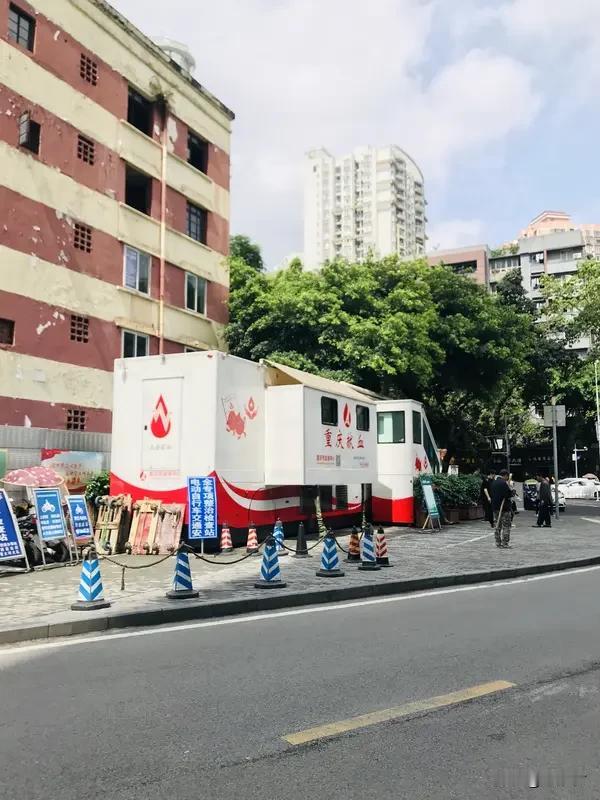 献血车进中学开展无偿献血？血站回应献血车进中学开展无偿献血？血站回应重庆献血