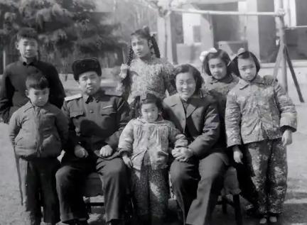 许世友次子被隔离审查，办案人员不敢上报，之后聂凤智向许世友通报案情。据老同志回忆