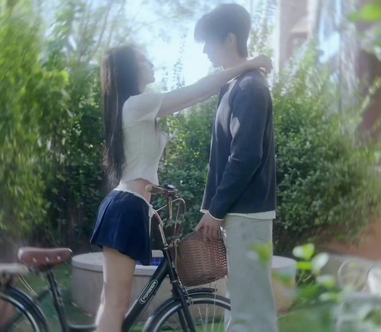 彭小苒的腰就薄薄一片这腰，我慕了！演技也在线，彭小苒真是宝藏女孩啊[抱抱]​