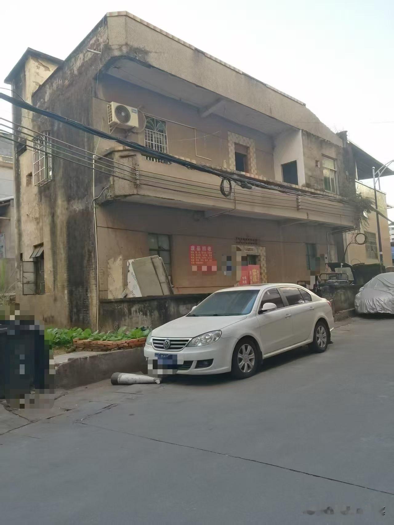 在我们惠州江北乌石这里有一栋年代感老点，不过是路边的房子，这栋楼亲戚的2层共18