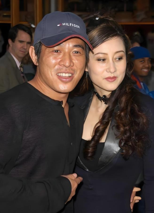 1996年，李连杰慌忙地冲进向华强的办公室，对他说：“强哥，借我1200w，我现