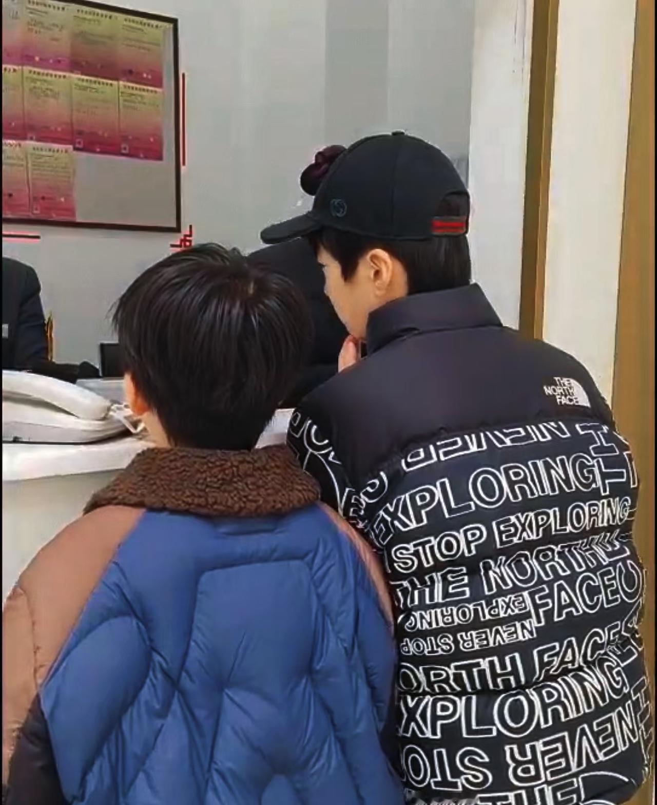 陈楚生送给云姐的生日礼物竟然是手绘的LV包。原来云姐是属羊的。儿子们花了压岁