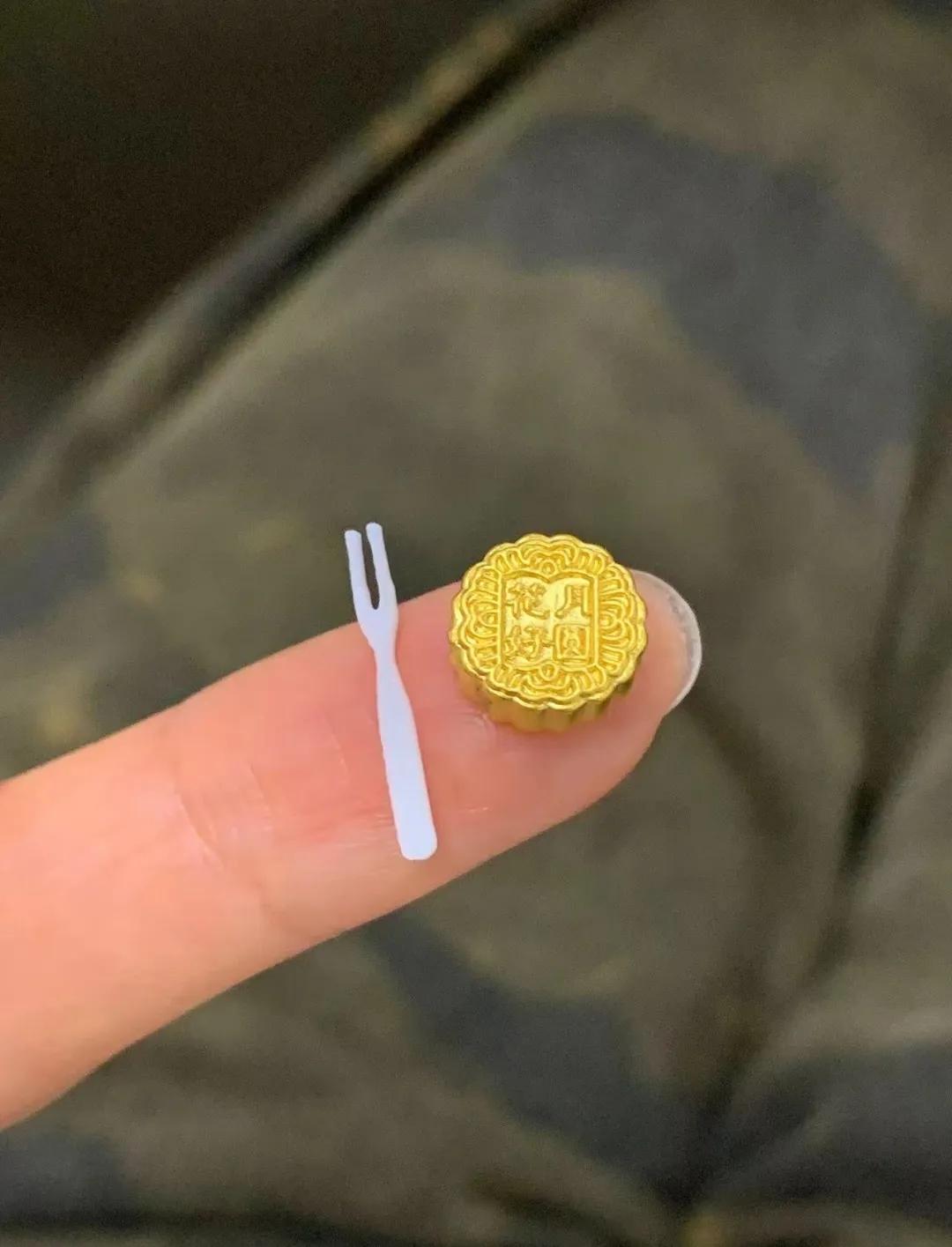 中秋节公司发福利了，这散装月饼不小吧？[笑着哭]