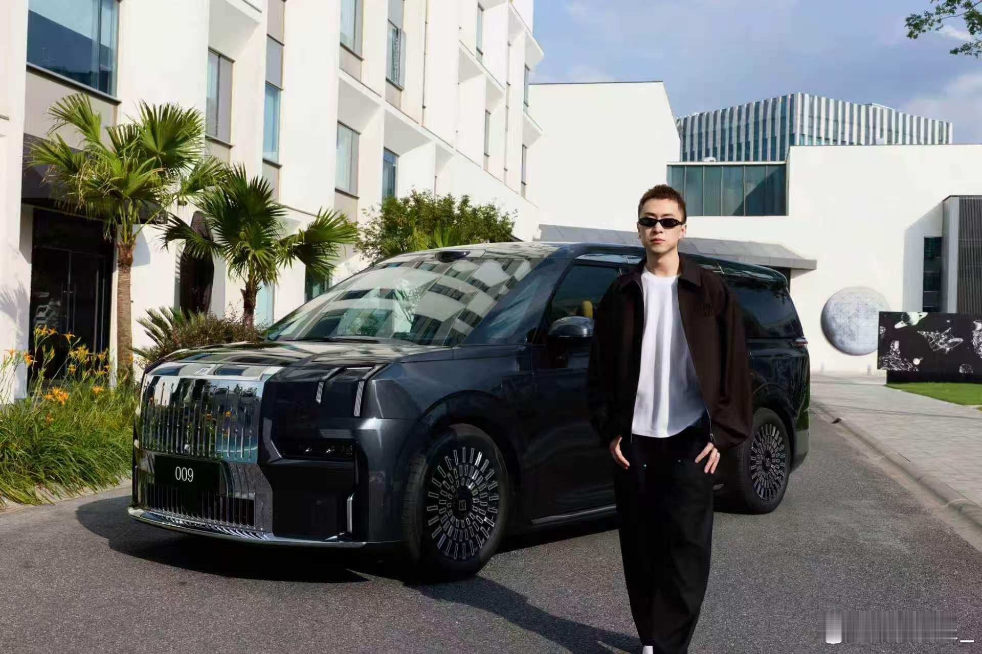 秦奋现身提车秦奋低调现身提国产豪车秦奋用选车表达对国产汽车的认可，首台国产新能