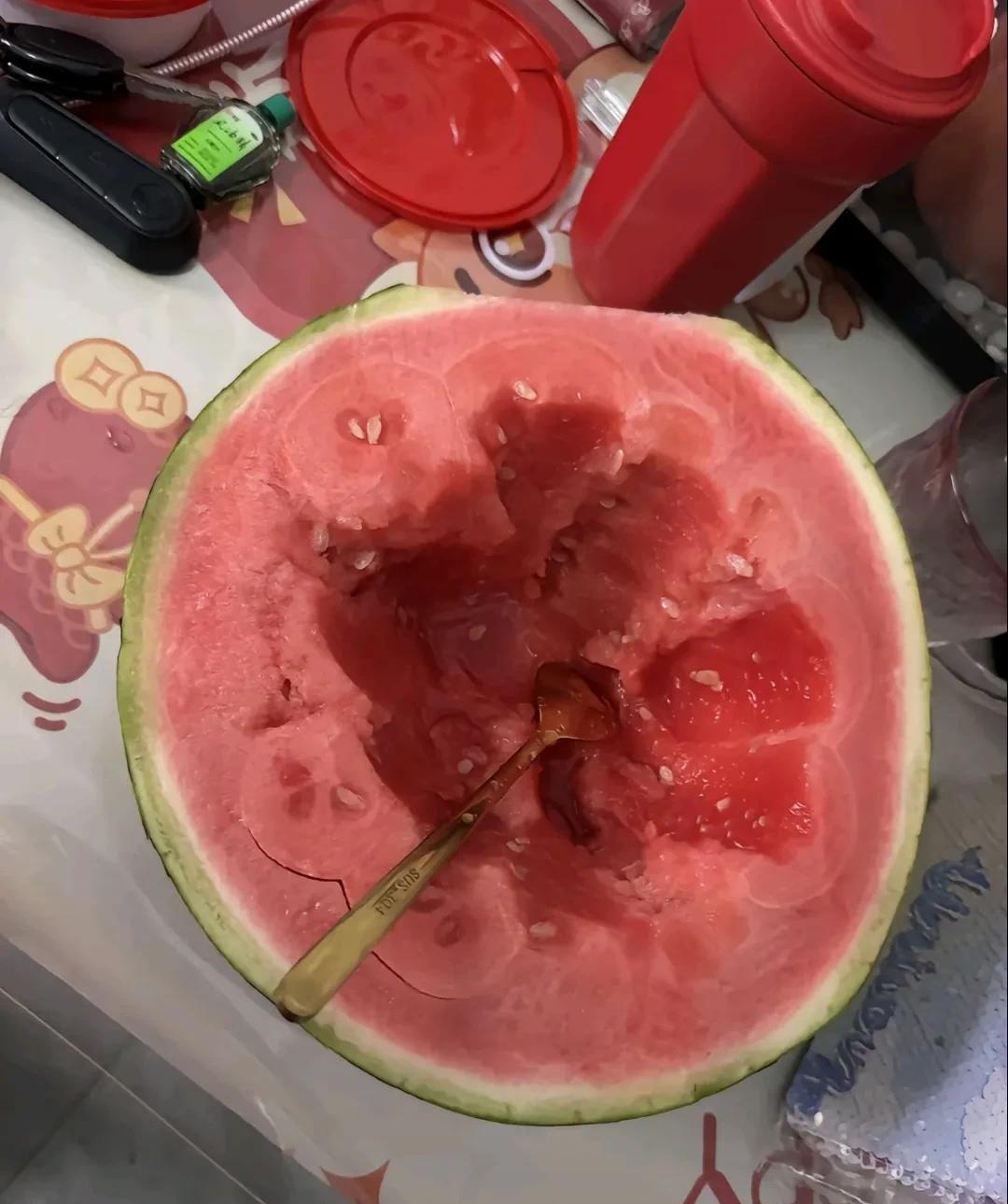 这是我老公给我留的西瓜，冰镇西瓜从冰箱里拿出来缓了一会儿，准备洗完澡出来再吃，结