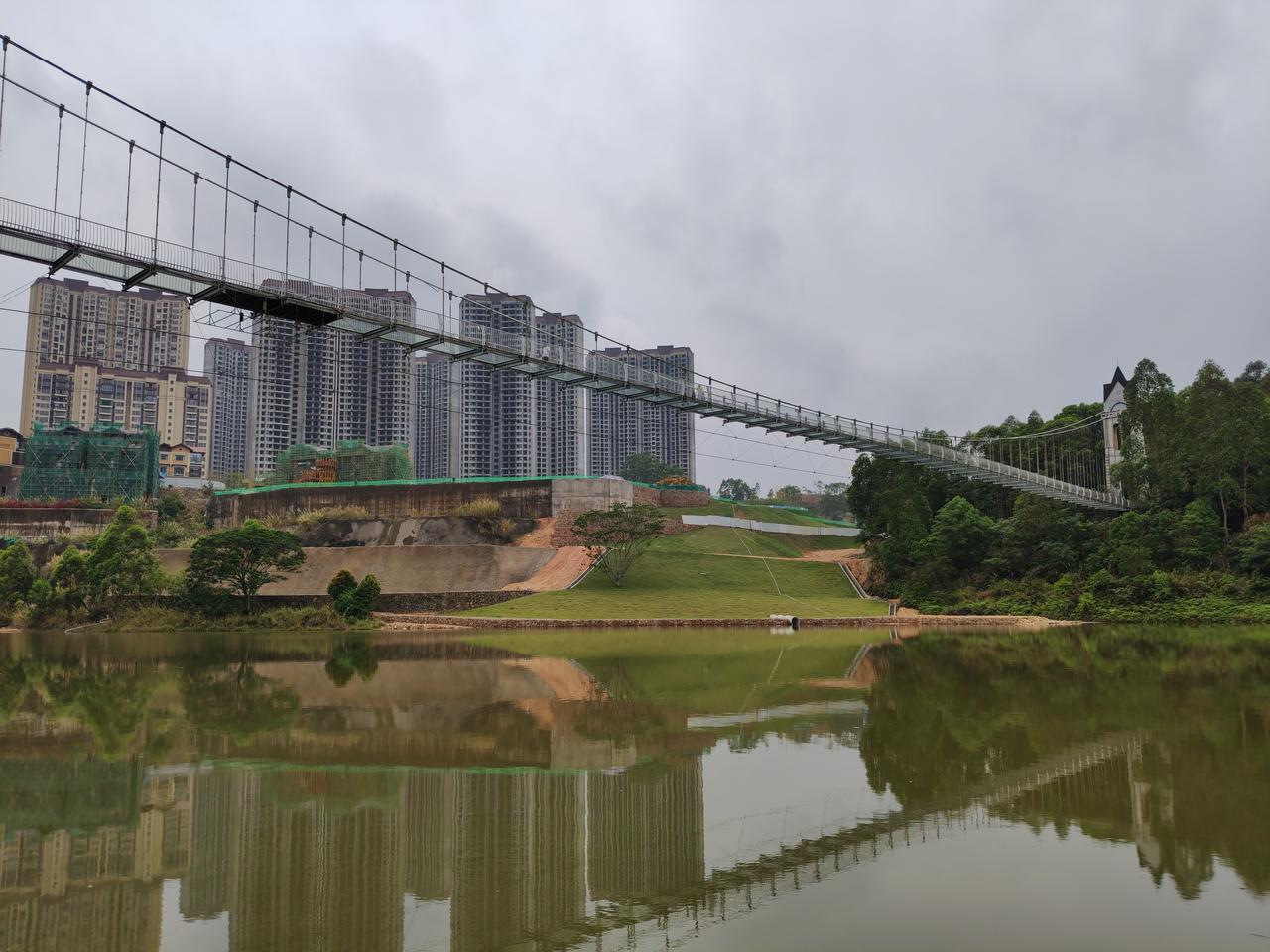 昨天跟一个教师朋友聊天，他说很后悔自己当初考了一个初中教师资格证，现在都要被强制