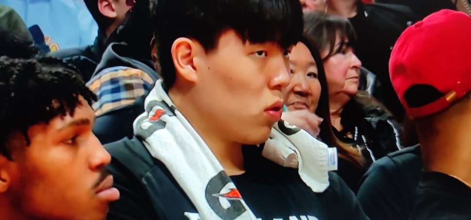 库里投中12个三分球拿到48分，勇士仍131:136不敌开拓者。杨瀚森未能登场，