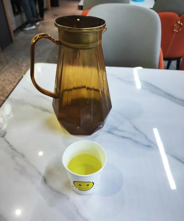 一个北京游客在乌鲁木齐小西门解放路一个路边溜达，因为一杯水只好点了饭馆带一个小菜