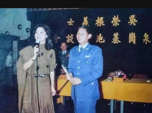 1982年，叛逃飞行员吴荣根在台受邓丽君接见，留下这张特殊合影1982年10月