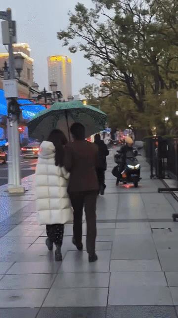 施伯雄娶到吴千语如获至宝！打伞时会很自然的把雨伞偏向吴千语，转过身来，才发现施伯