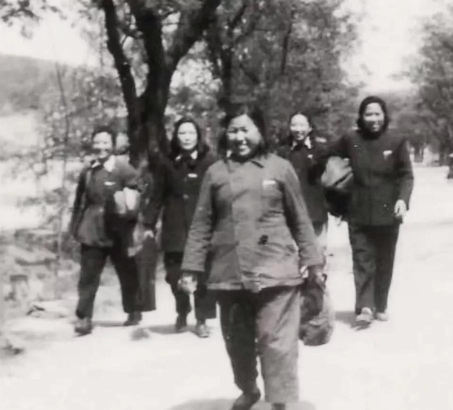 1949年11月，国民党军暂五军军长喻英奇顽固不化，妄图死守廉江城。当天，喻夫人