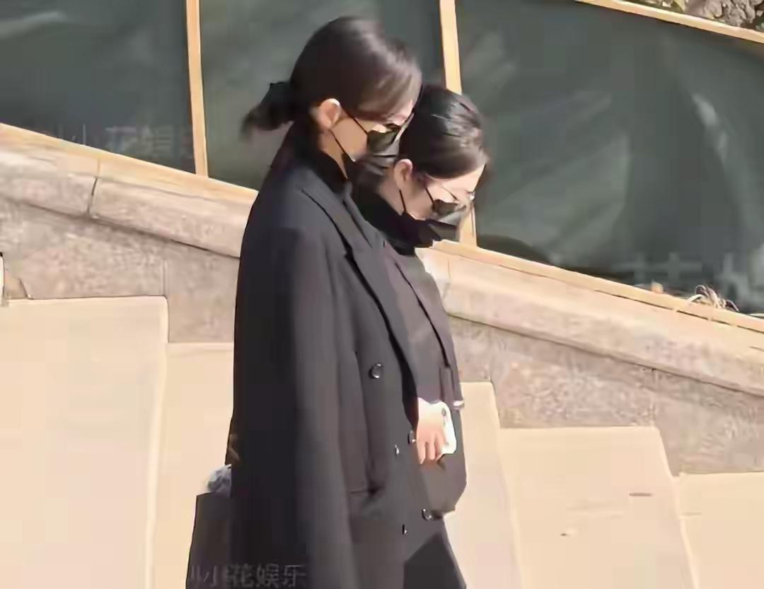 唐嫣送公公出殡！罗晋捧遗像，骨灰上车过程全曝光，唐嫣哭红双眼。罗晋的父亲在1