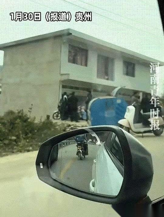 贵州一个婚礼现场，唢呐吹得震天响，满村都是红气球。一辆车却开得极慢，像个幽灵，跟