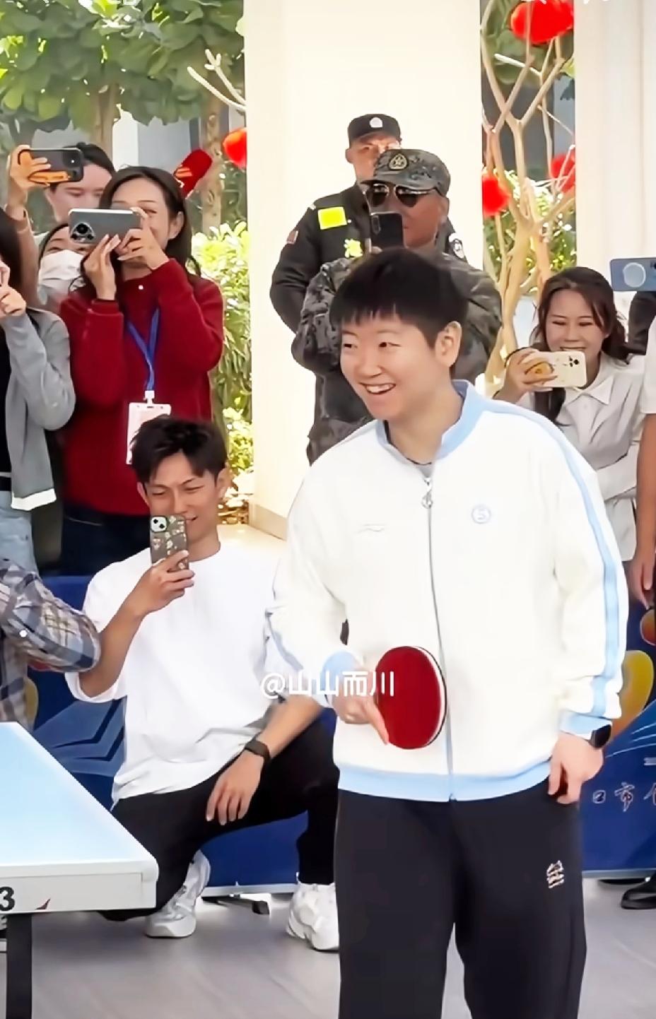 “我们组最后一名呀”，莎莎竟然笑得这么开心，也就她能这样吧！莎莎参加校园