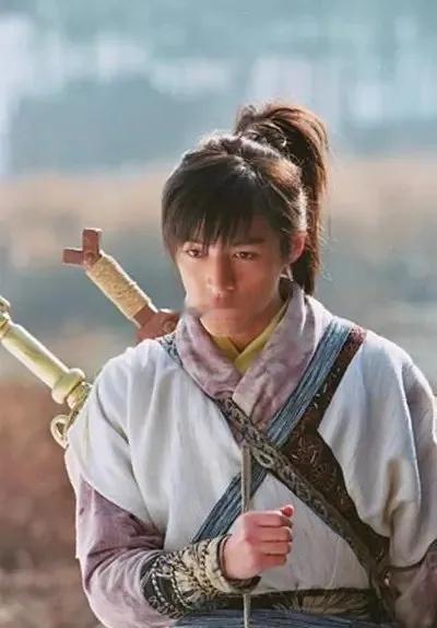 现在这局面就是：导演递橄榄枝、平台力挺、观众只认肖战版藏海，二搭基本稳了，只差一