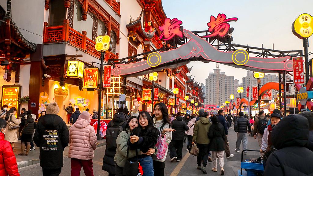 韩国人正在把钱包从首尔搬到中国。国内一碗冷面涨到五十块，烤肉人均上百元，越来越多