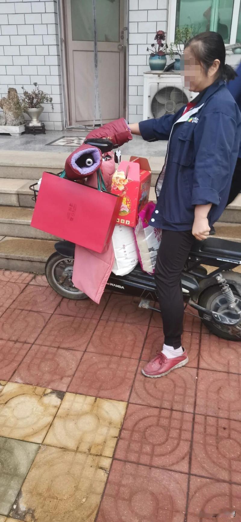 在职人员节日发福利，退休人员没福利，这让领导为难了。更让人难以接受的，有的单