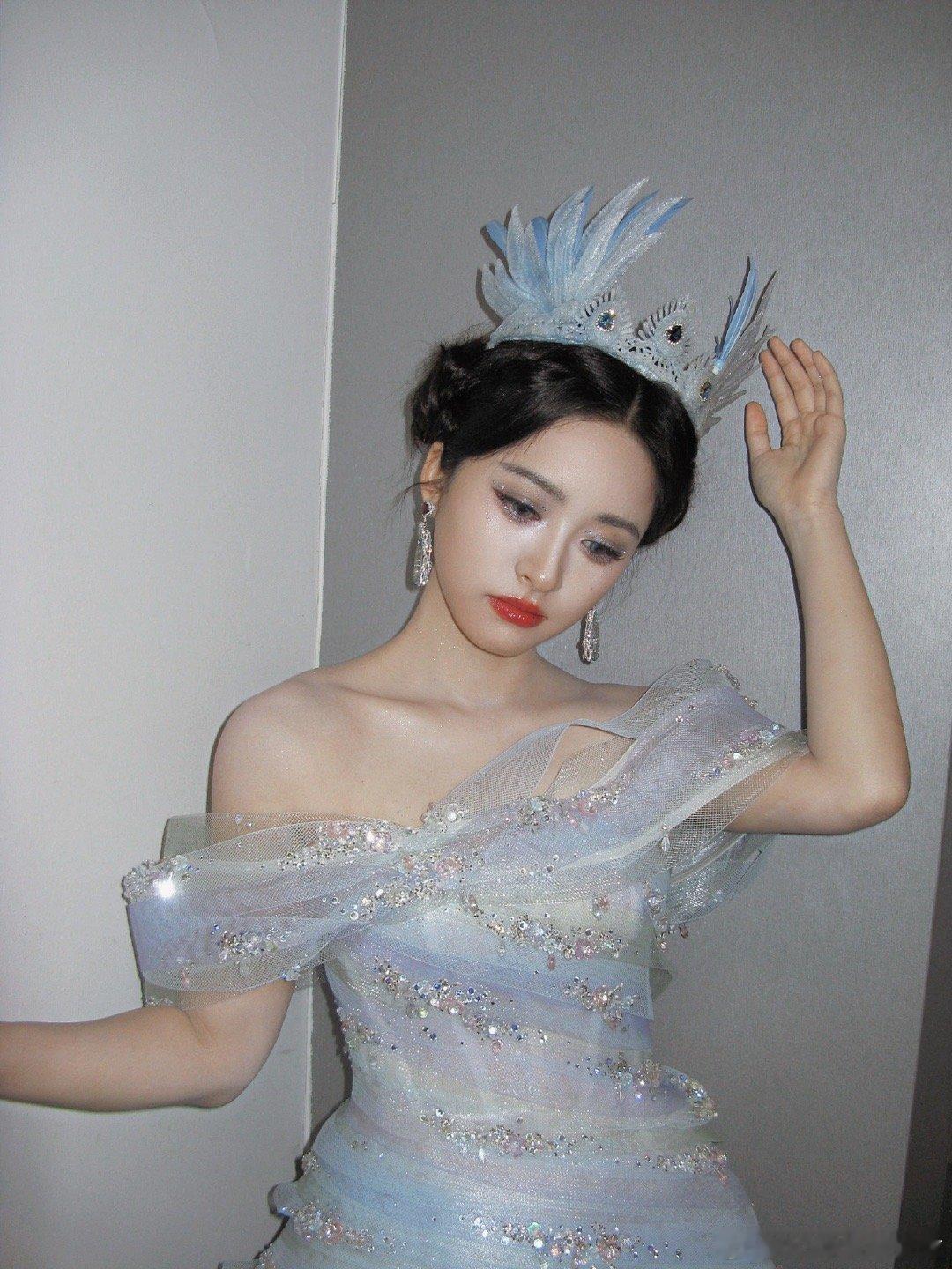 沈月吃了900多岁的盐盐有900岁，鱼有千般味！看沈月品尝用北宋古盐烤制的盐烤