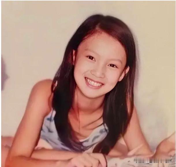 金晨其实是天生丽质难自弃，小时候笑容甜美的她年轻那会清纯靓丽无比。只是后来不知怎